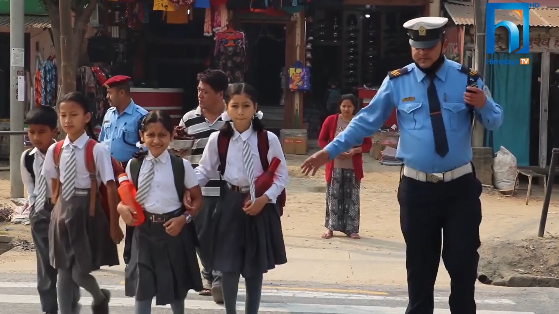 बाटो काट्न प्रहरीको सहयोग, पैदल यात्री मख्ख (भिडियो रिपोर्टसहित)