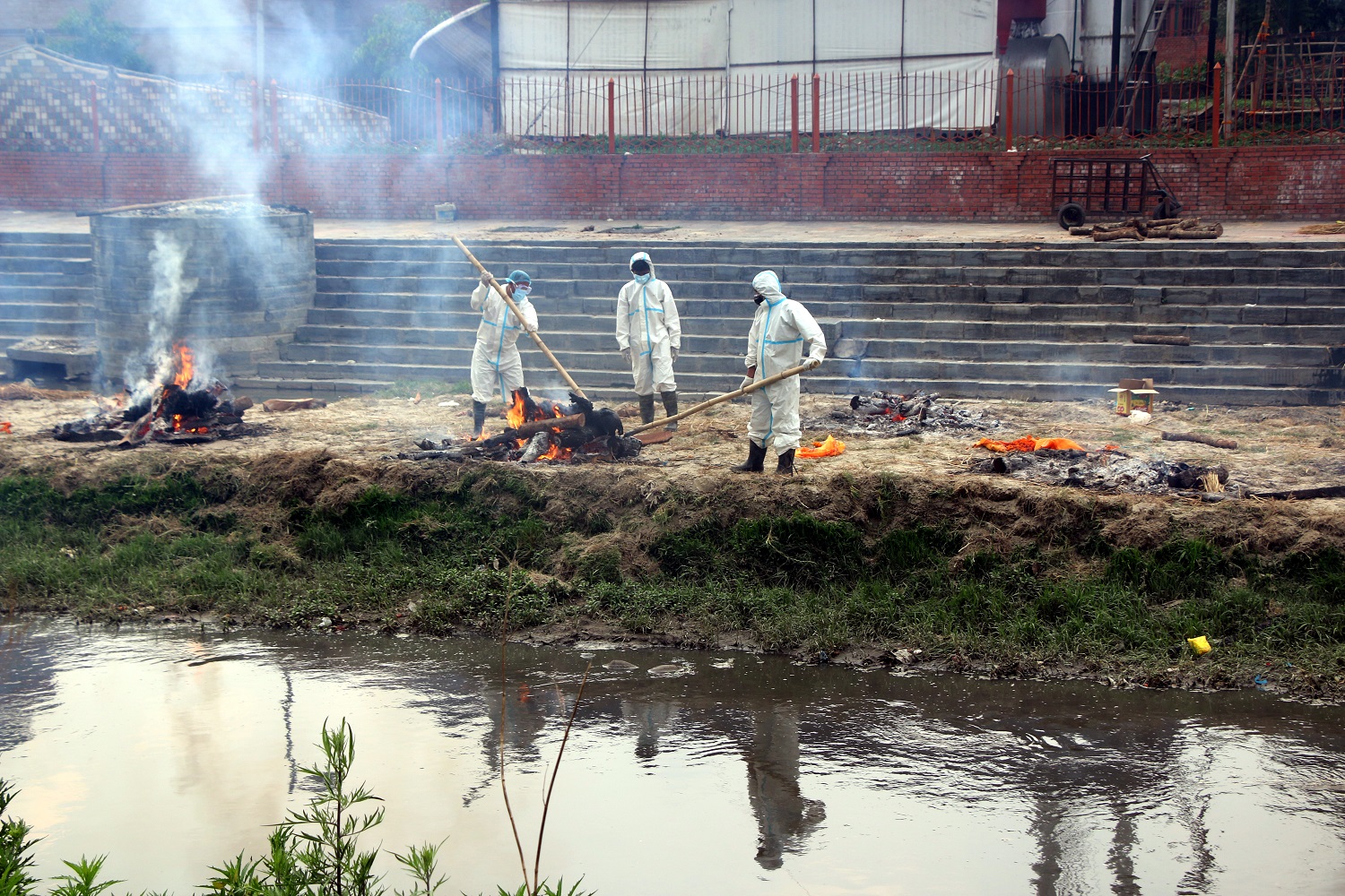 काठमाडौंमा संक्रमितको शव व्यवस्थापनमा समस्या, बगरमा जलाउन थालियो शव (भिडियो रिपोर्टसहित)