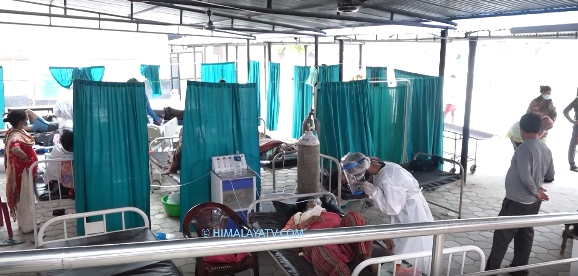 महाकाली अस्पतालमा आईसीयू बेड नहुँदा बाहिरै राखेर उपचार शुरु
