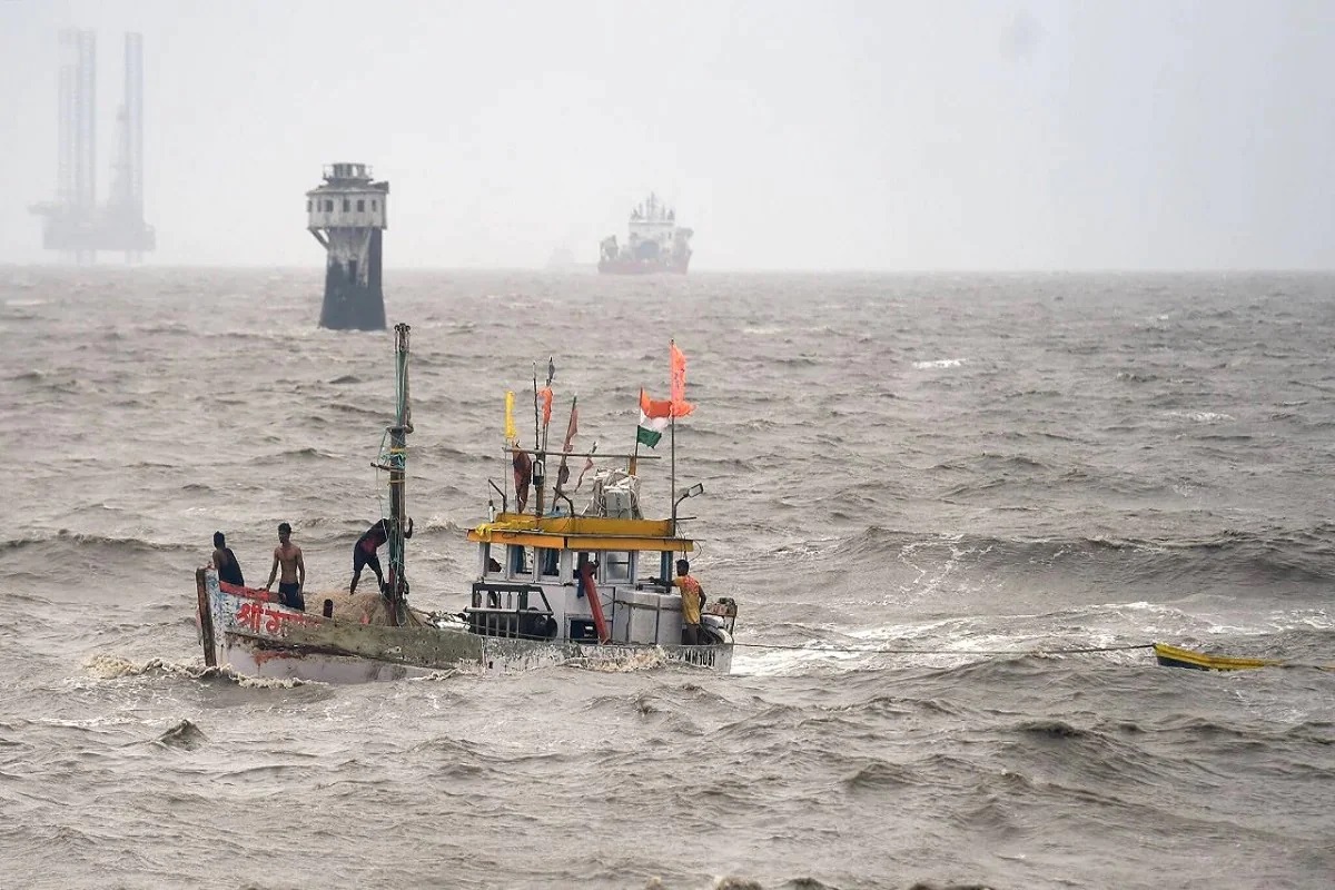 चक्रवातका कारण मुम्बईमा जहाज डुब्दा कम्तीमा २२ जनाको मृत्यु, ६९ जना बेपत्ता