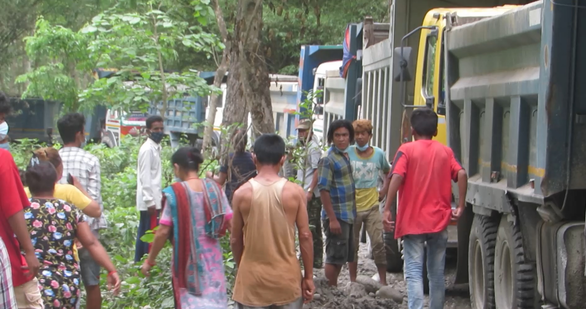 गिट्टी बालुवा उत्खननमा प्रयोग भएका १५ टिपर तोडफोड (भिडियो रिपोर्टसहित)