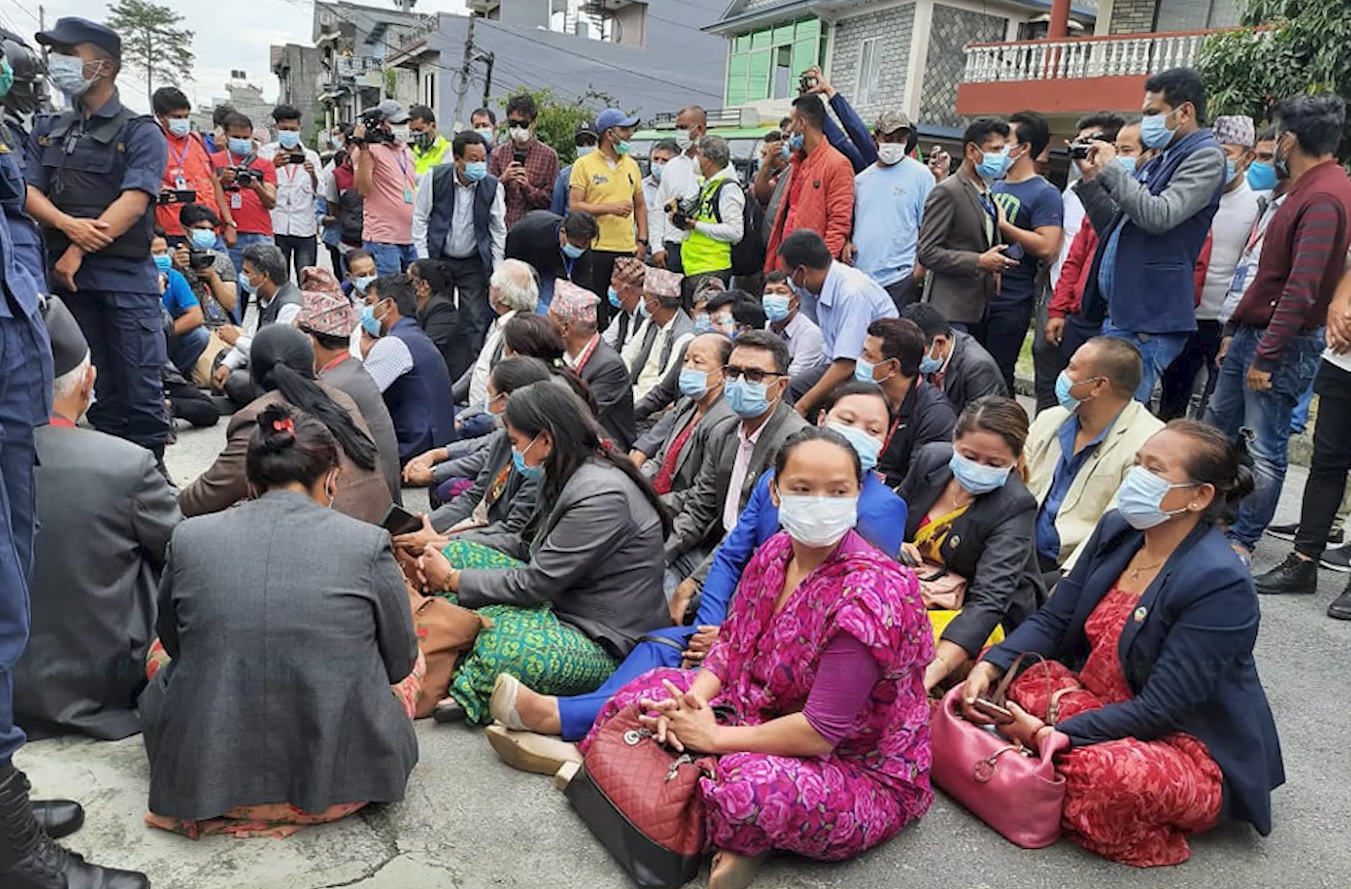 गण्डकी प्रदेश मुख्यमन्त्रीमा फेरि पनि गुरुङको दाबी, प्रदेश प्रमुखको कार्यालयमा विक्षीको धर्ना