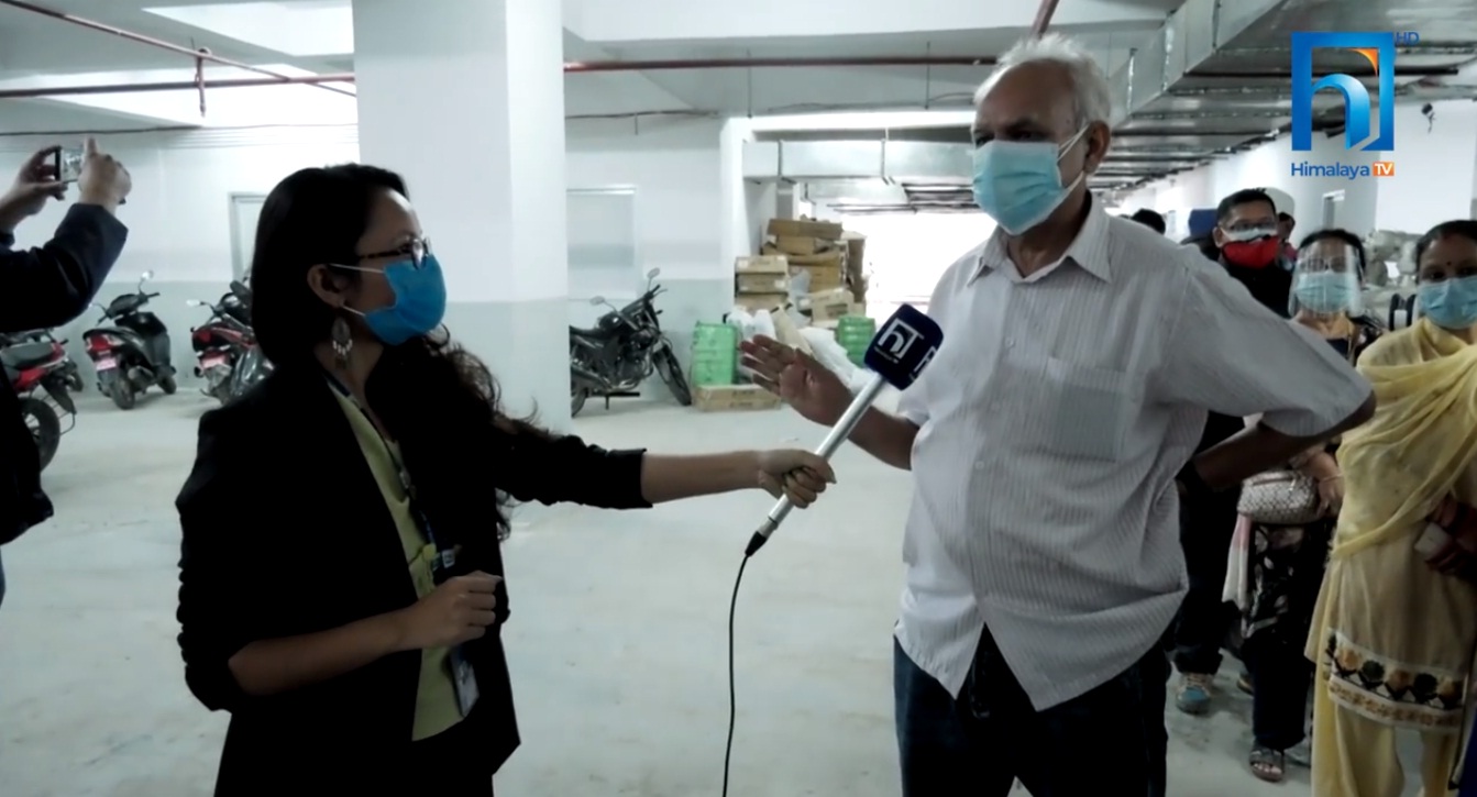 काठमाडौंका अस्पतालमा खोप लगाउनेको भीड, अव्यवस्थापनले संक्रमणको जोखिम (भिडियो रिपोर्टसहित)