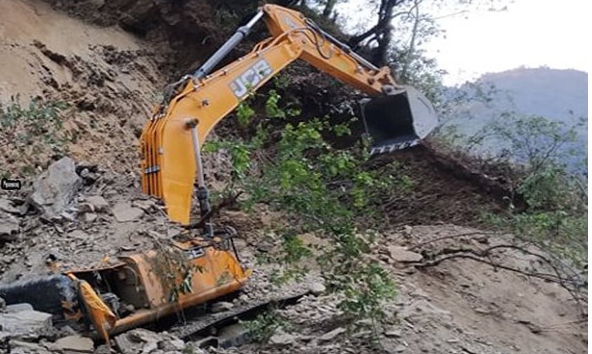 धादिङमा पहिरोले डोजर पुरिँदा दुई जना बेपत्ता