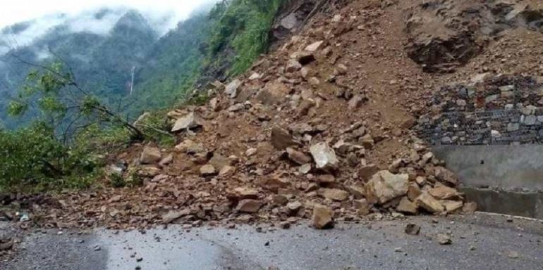 मध्यपहाडी लोकमार्गको पर्वत खण्डमा तीन ठाउँमा पहिरो, सडक अवरुद्ध