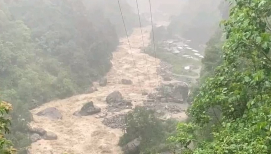 मनाङको हुम्देमा थुनिएको मर्स्याङ्दी नदी आफैं बग्न थाल्यो, तत्काललाई जोखिम ट-यो