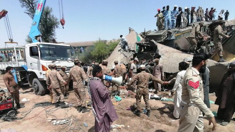 पाकिस्तानमा भएको रेल दुर्घटनामा कम्तिमा ३२ जनाको मृत्यु