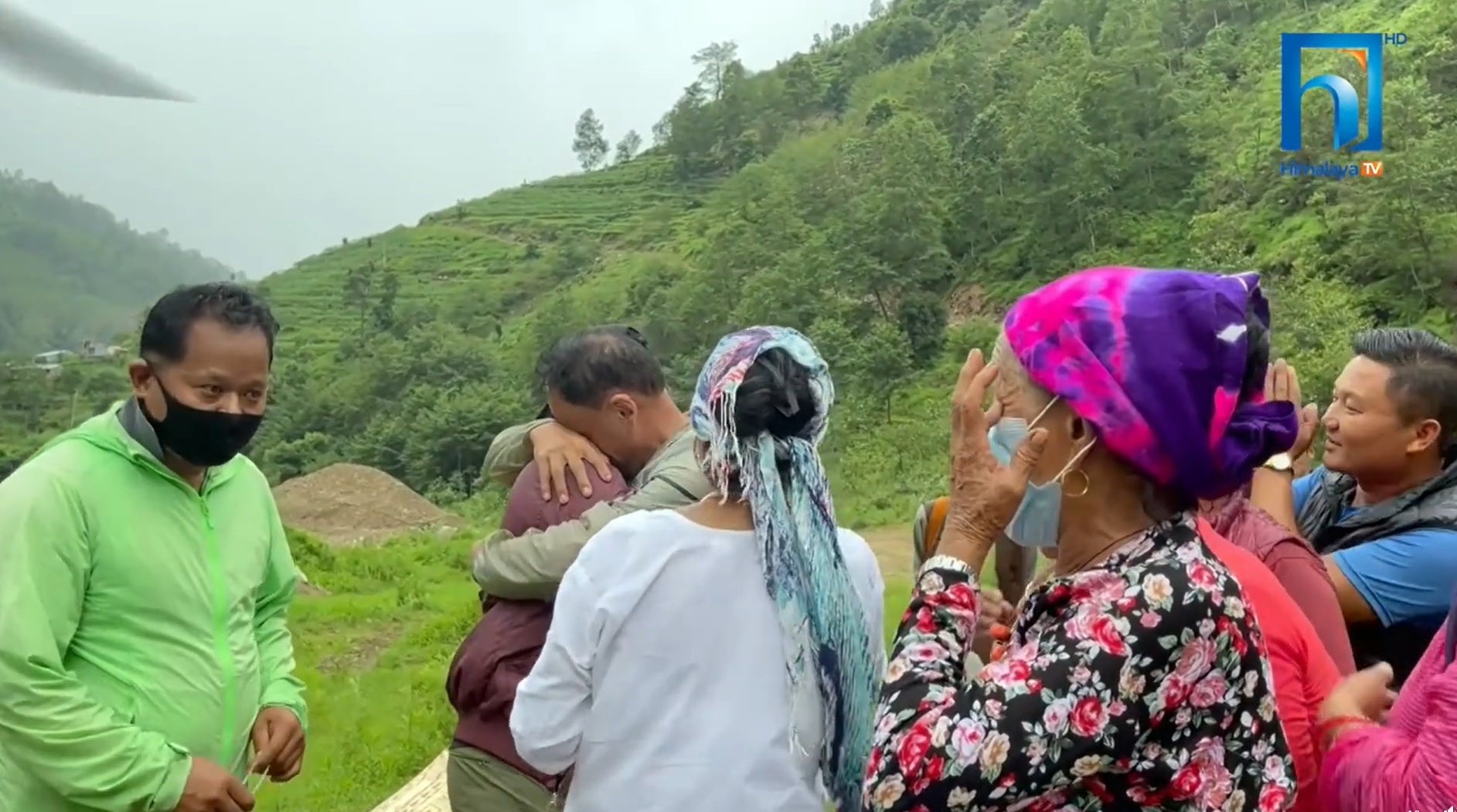 जब राहत लिएर गायक राजु लामा हेलम्बू पुगे, स्थानीय यसरी भक्कानिए (भिडियो रिपोर्टसहित)