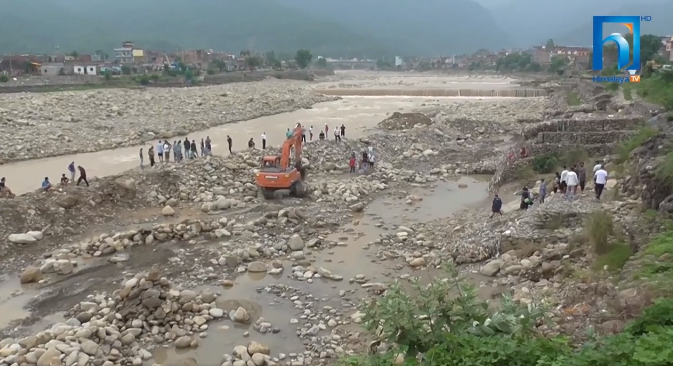 बस्ती बचाउन भन्दै कांग्रेस कार्यकर्ता तटबन्ध बनाउन अग्रसर (भिडियो रिपोर्टसहित)