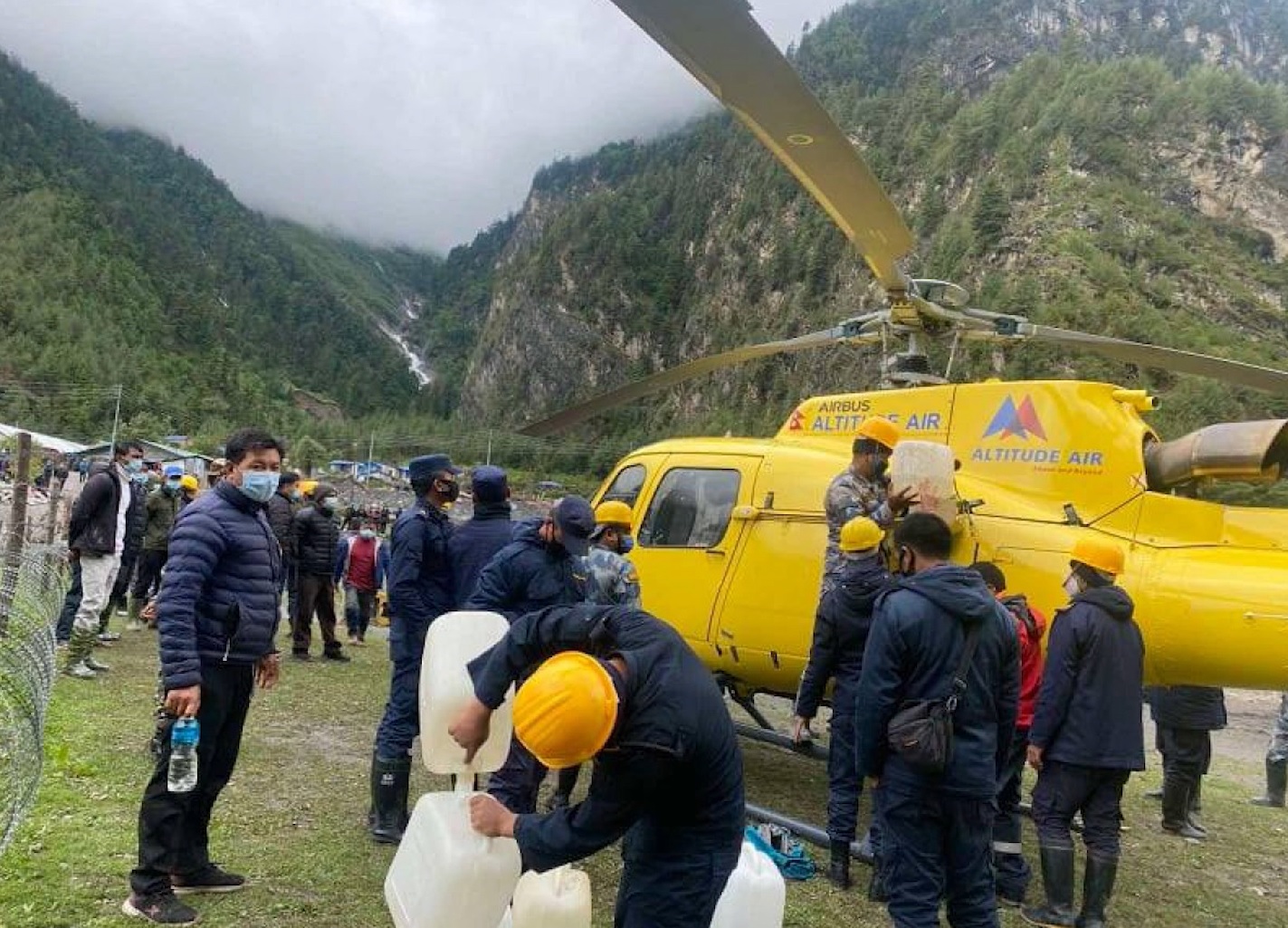 यार्सागुम्बा टिप्न जाँदा अलपत्र परेका ७० जनाको उद्धार