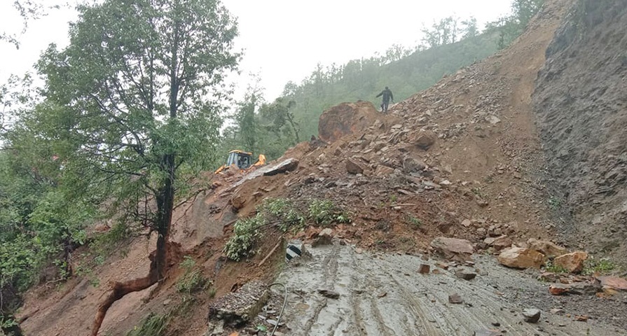 पहिरोले भीमदत्त राजमार्ग अवरुद्ध, सात जिल्लाको यातायात ठप्प