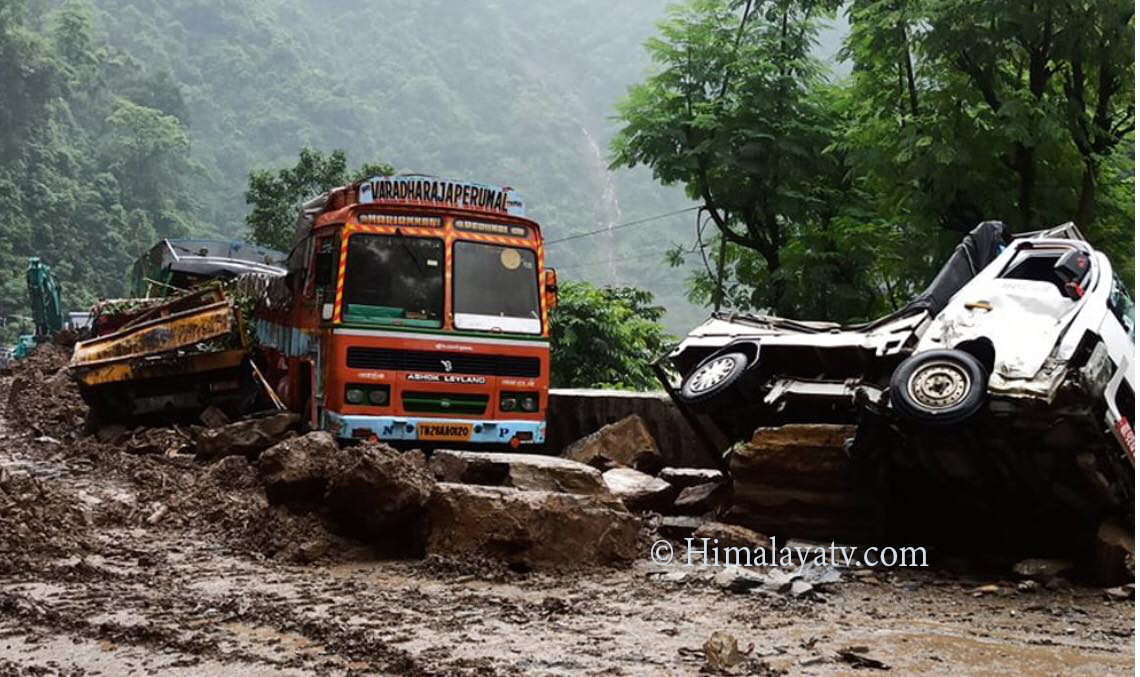 पहिरोले सवारी साधन पुरिँदा धादिङमा दुई जनाको मृत्यु, ६ जना घाइते