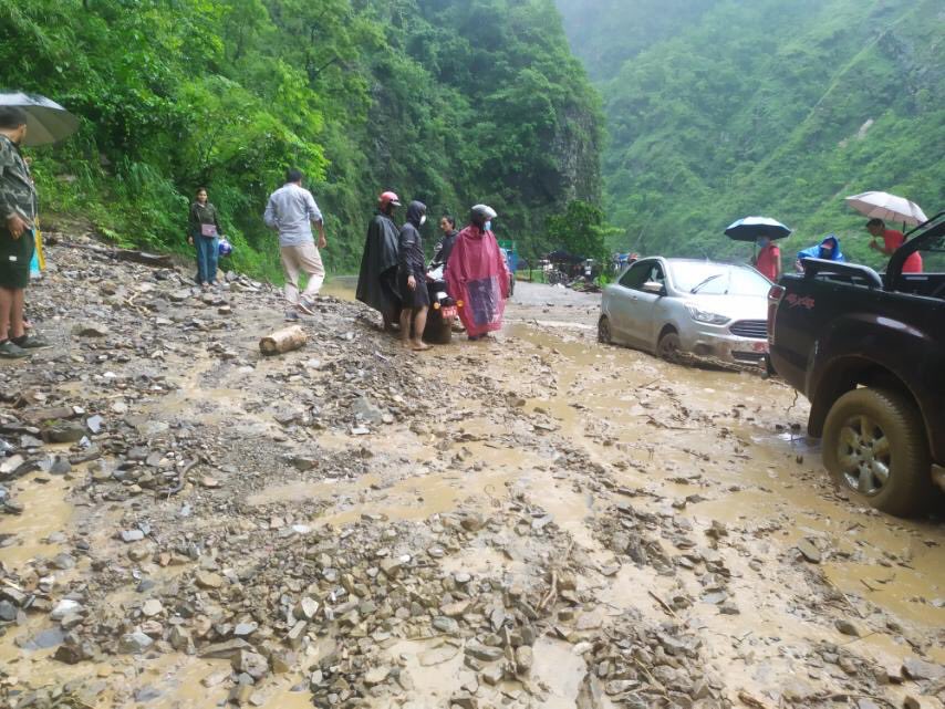 वर्षा र बाढीपहिरोका कारण देशका विभिन्न १७ वटा राष्ट्रिय राजमार्ग अवरुद्ध