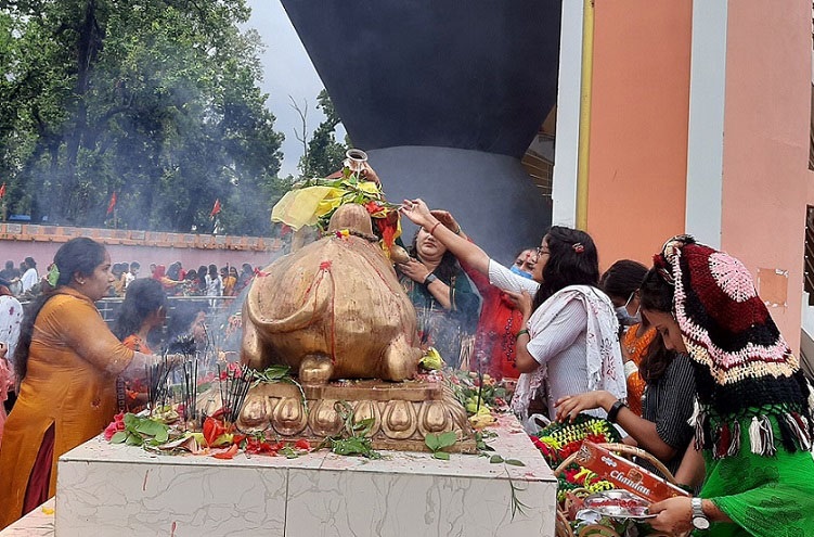 पहिलो सोमबार : मन्दिर परिसरमै पूजाआराधना