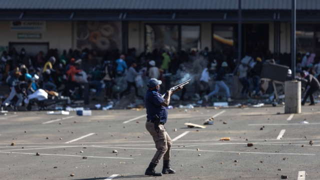 दक्षिण अफ्रिकामा भड्किएको हिंसामा मृत्यु हुनेको संख्या ७२ पुग्यो