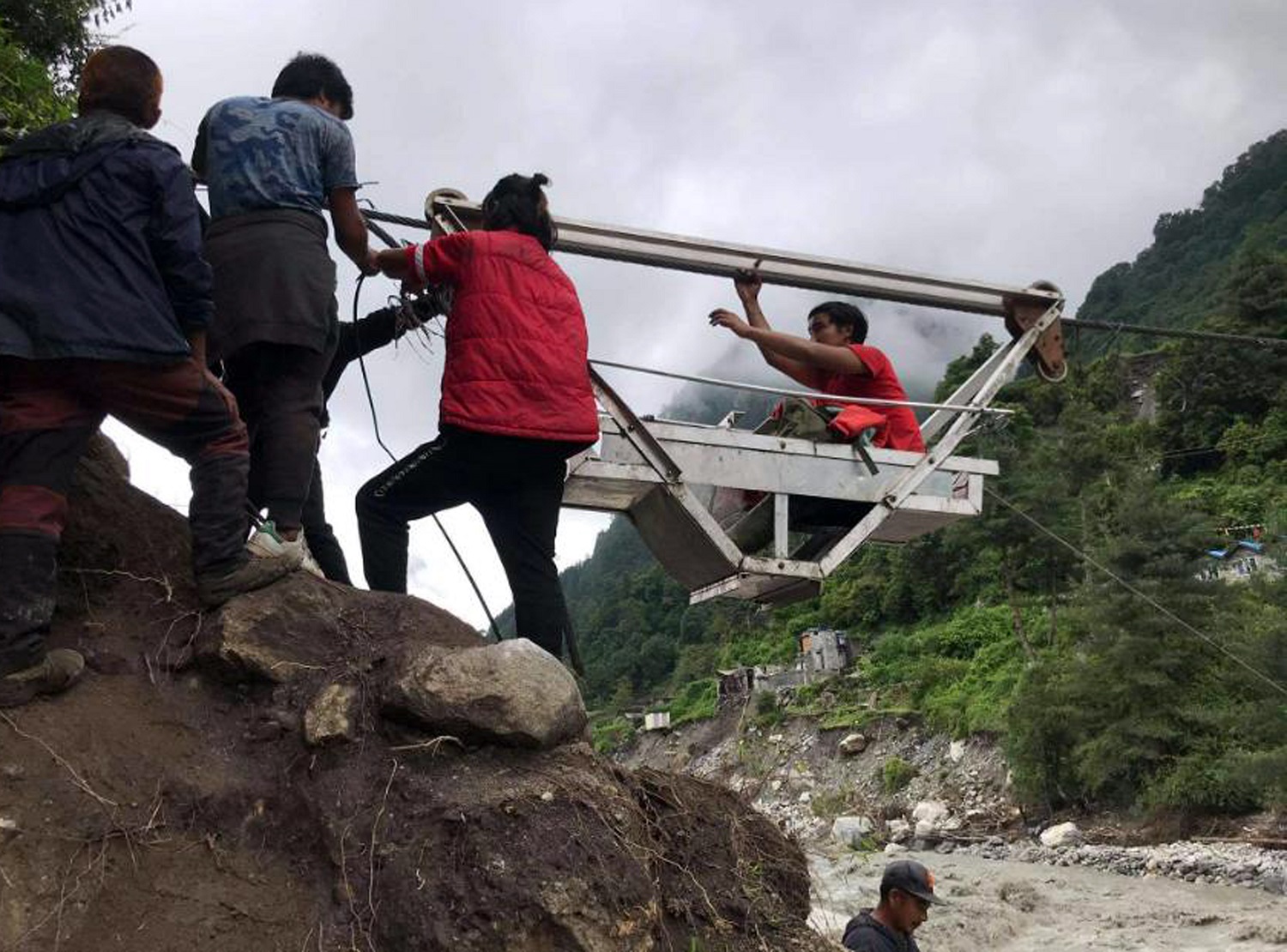 बाढीपहिराका कारण गाउँ पुग्न सकस, तुइन सहारा