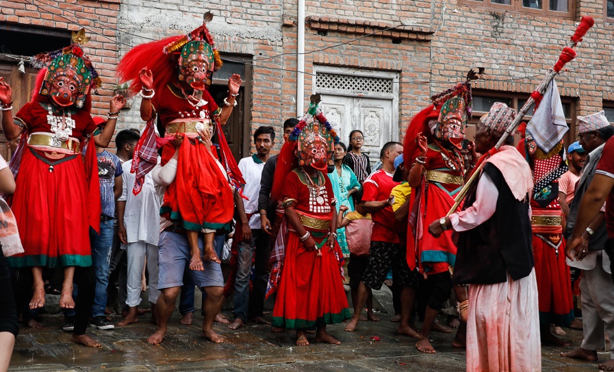 कोरोनाको कहरः नीलबाराही नाच राति मात्र सञ्चालन