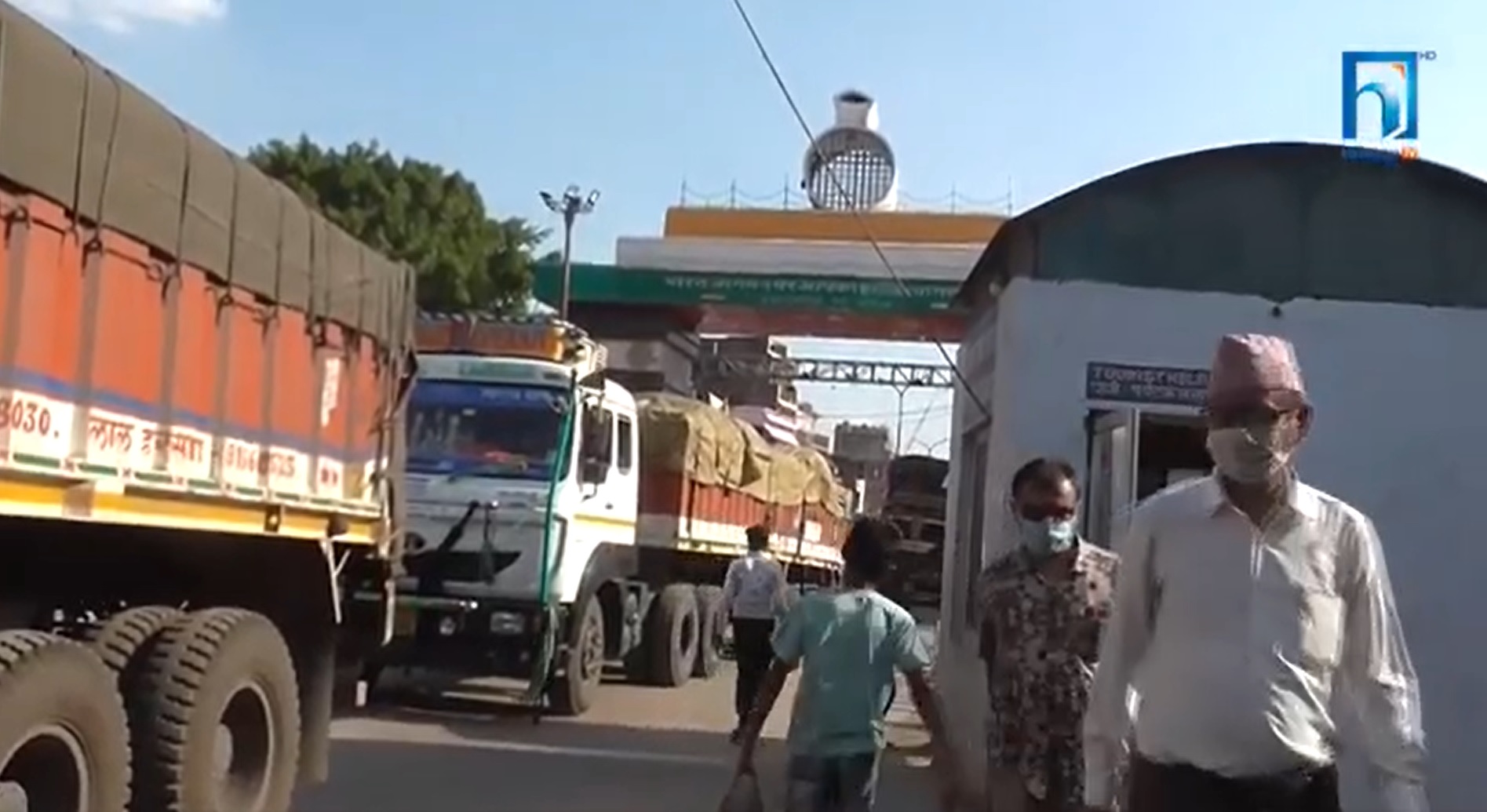 सडकको भारवहन क्षमताभन्दा दोब्बर भार बोकेका भारतीय ट्रकलाई नेपाली व्यासायीले रोके (भिडियो रिपोर्टसहित)