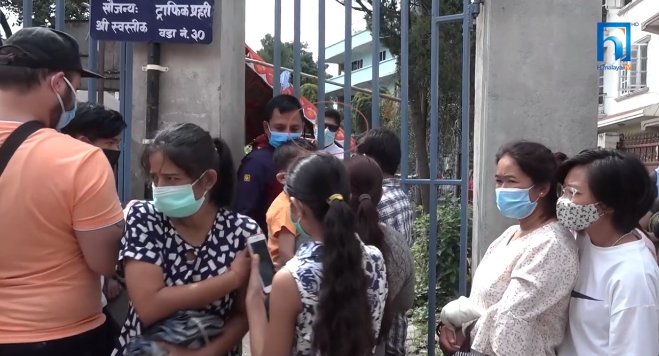 कोरोनाको खोपमा पनि झेल, पहुँच हुनेले यसरी मिच्छन् लाइन् (भिडियो रिपोर्टसहित)