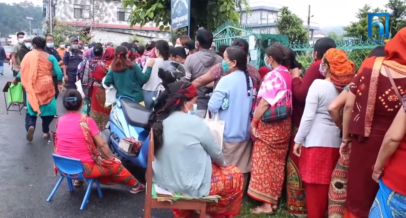 पोखराका खोप केन्द्रमा यस्तो भद्रगोल, बिहान ४ बजेदेखि नै लाइन (भिडियो रिपोर्टसहित)