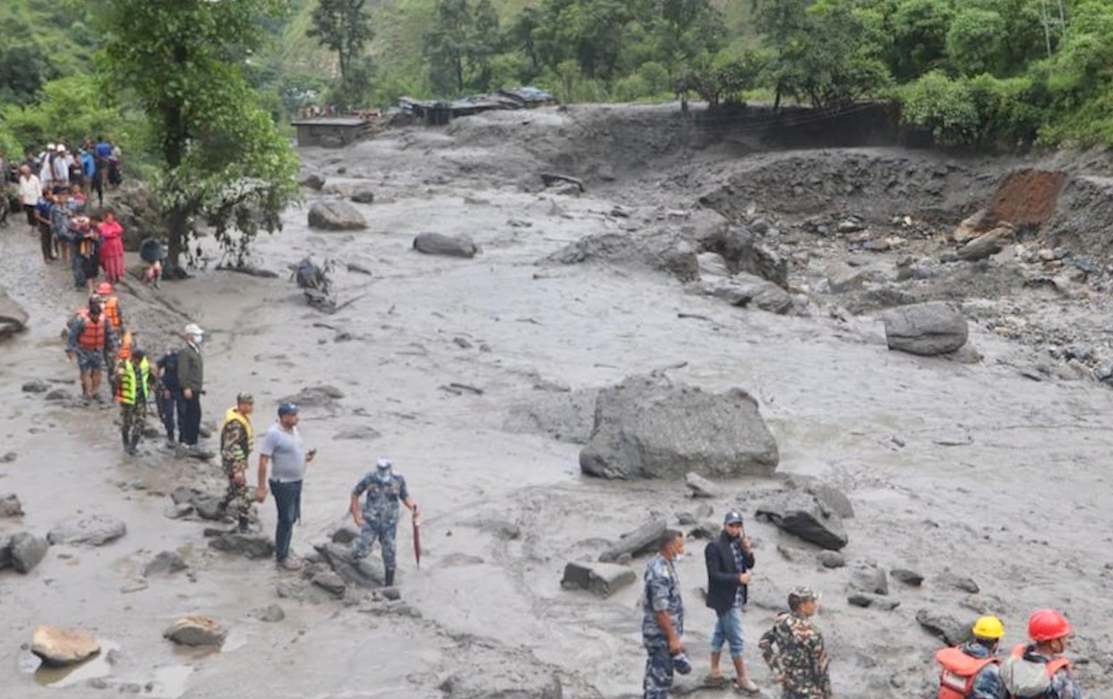 बाढी र पहिरोमा परेर दार्चुलामा तीन जनाको मृत्यु