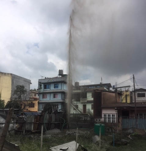 काठमाडौँको कपनमा बोरिङ खन्दा मिथेन ग्यास मिसिएको पानीको फोहोरा निस्कियो