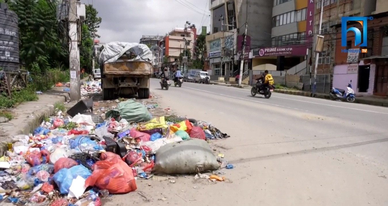 काठमाडौंको सडकमा थुप्रिएको फोहोर उठेन, सरुवा रोगको जोखिम (भिडियो रिपोर्टसहित)