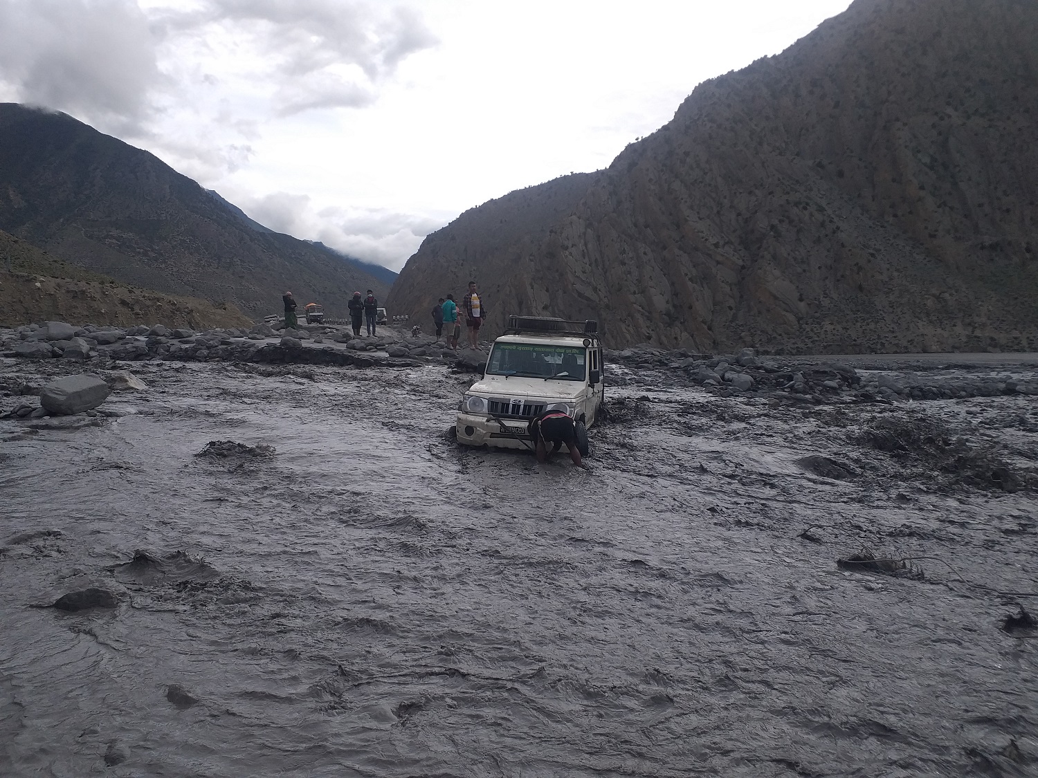 यसरी पग्लँदै हिमाली बस्ती