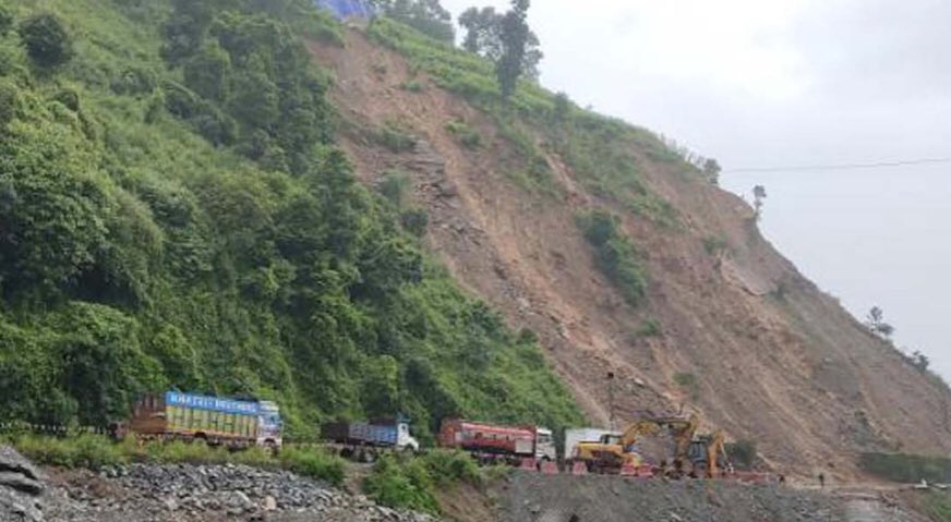 पहिरोले अवरुद्ध नागढुङ्गा सडकखण्ड एकतर्फी सञ्चालनमा