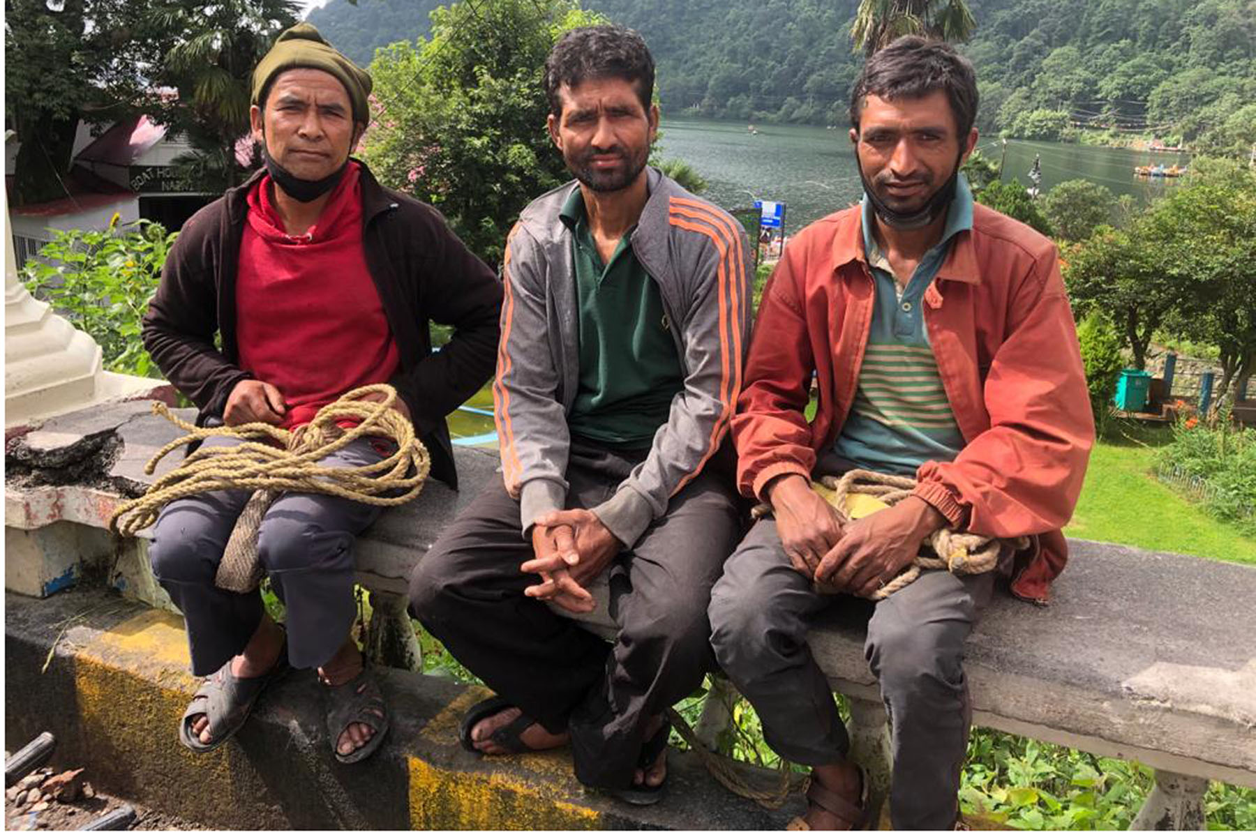 नैनीतालमा भारी बोकेर चलेको नेपालीहरुको जीवनकथा