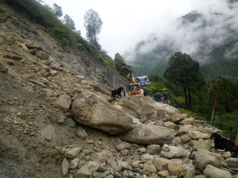 पहिराले जयपृथ्वी राजमार्ग अवरुद्ध