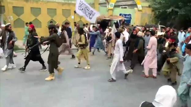 विद्रोही लडाकु समूह तालिवान अफगानिस्तानको राजधानी काबुल प्रवेश, सरकारी कर्मचारीको भागाभाग