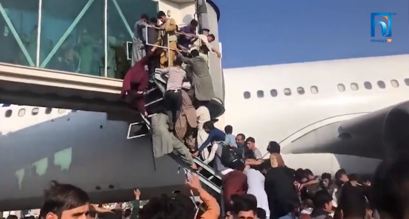 काबुल विमानस्थलमा थामिनसक्नु भीड, जहाजमा झुण्डिएका तीनजनाको खसेर मृत्यु (भिडियो रिपोर्टसहित)