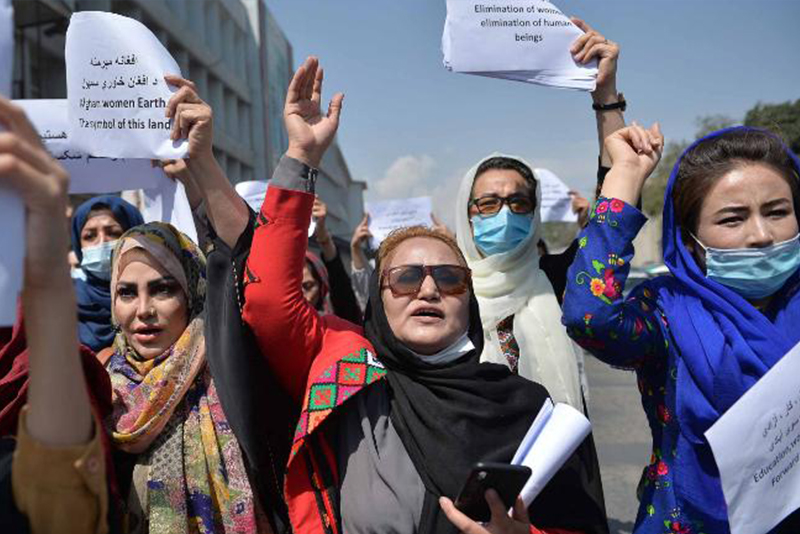 अफगानी महिलाद्वारा काबुलस्थित राष्ट्रपति कार्यालयअगाडि प्रदर्शन
