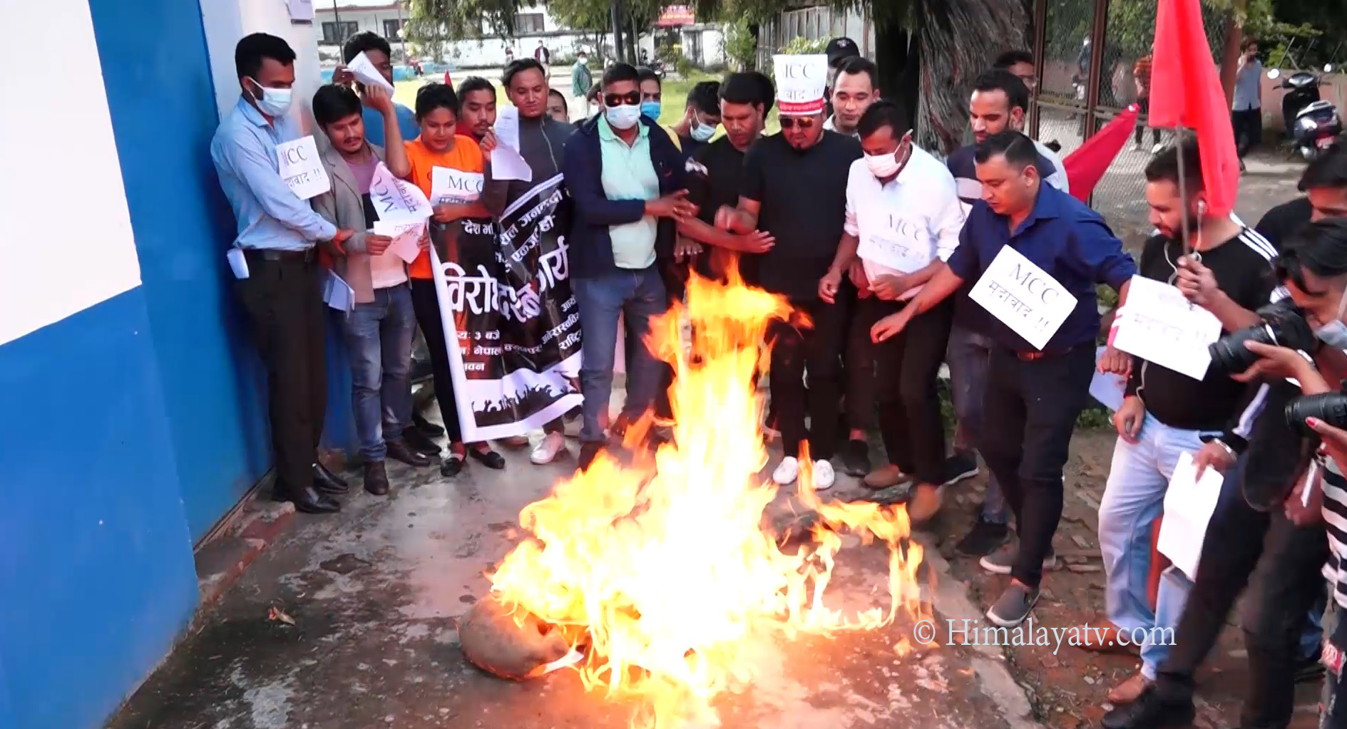 वाक स्वतन्त्रता कुण्ठित गरेको भन्दै गृहमन्त्री खाँणको पुत्ला दहन (भिडियो रिपोर्टसहित)