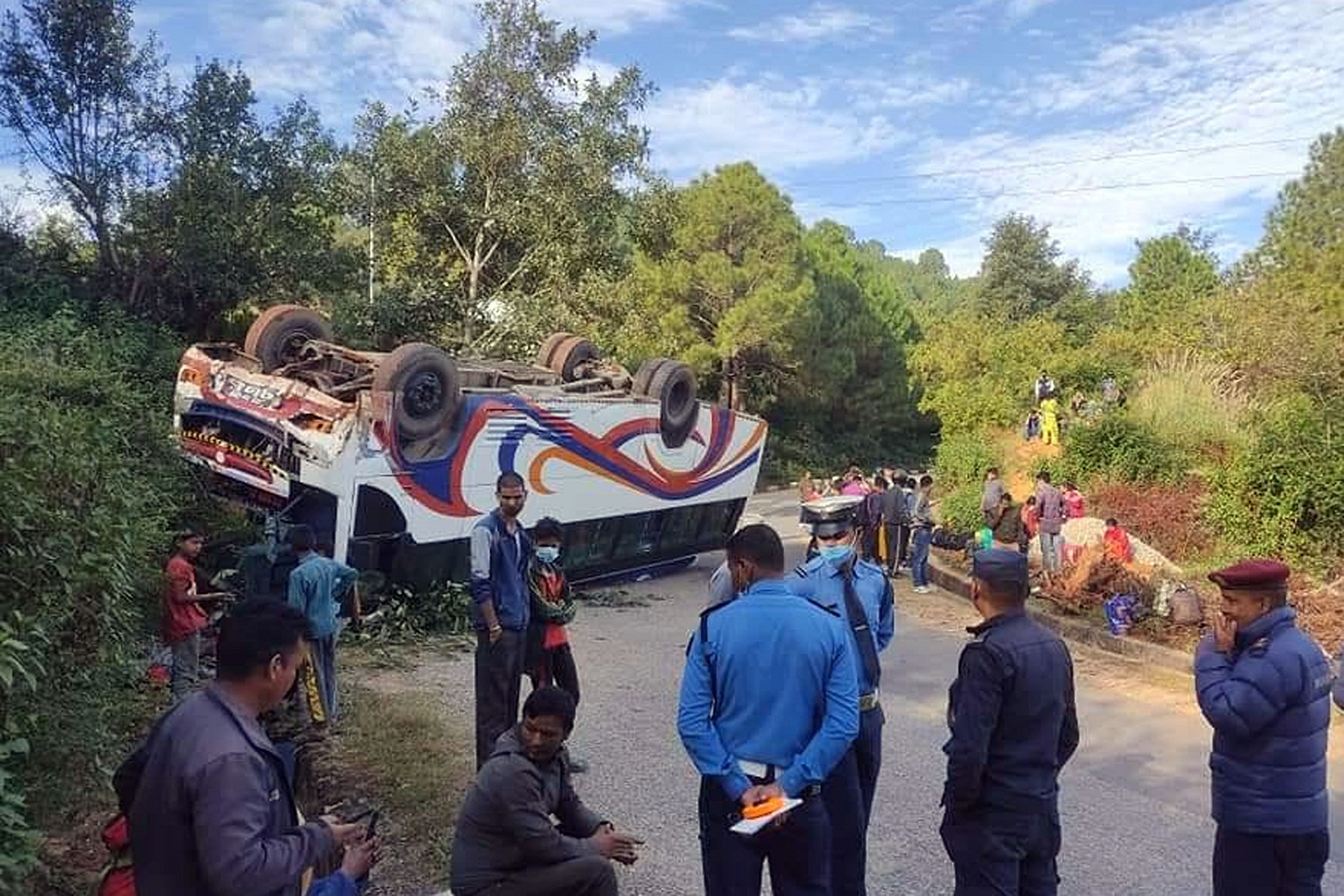 डडेल्धुरामा बस दुर्घटना हुँदा १६ जना घाइते