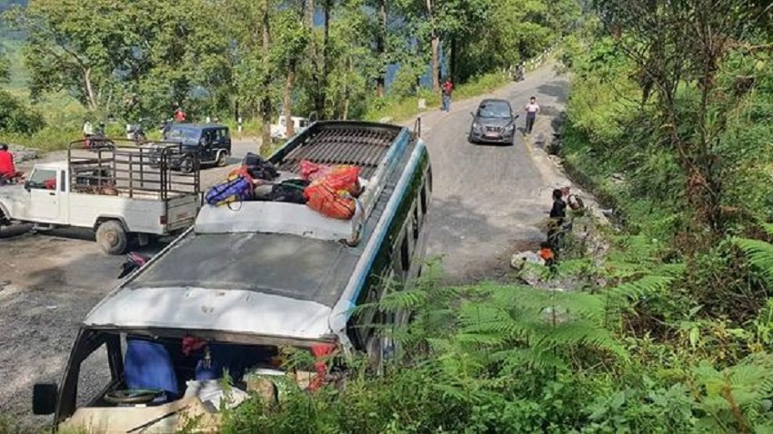 सिन्धुपाल्चोकमा बस दुर्घटना हुँदा ३५ घाइते, चार जनाको अवस्था गम्भीर