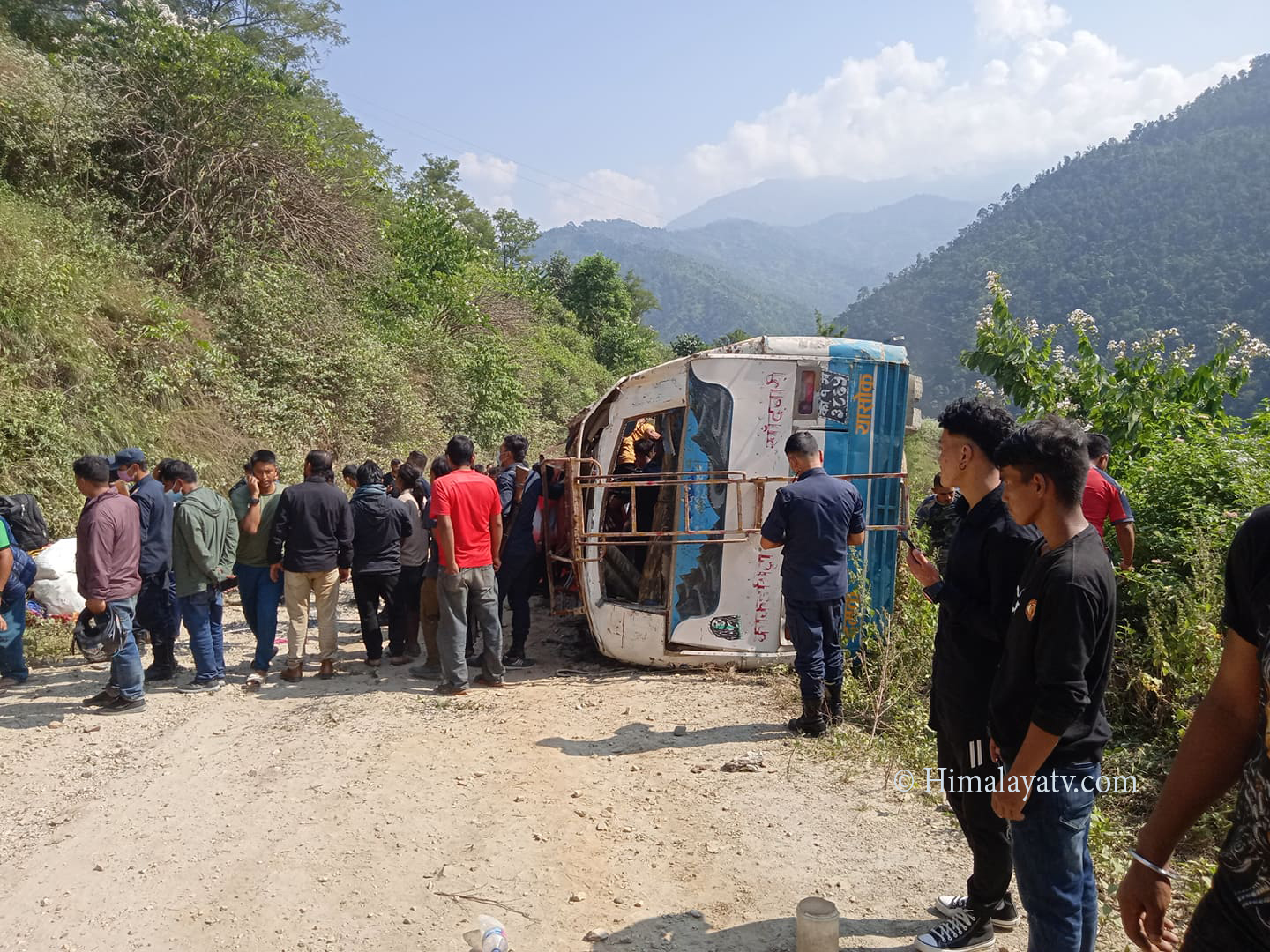 पाँचथरको सरखण्डेमा भएको बस दुर्घटनामा २ जनाको मृत्यु, ६० जना घाइते