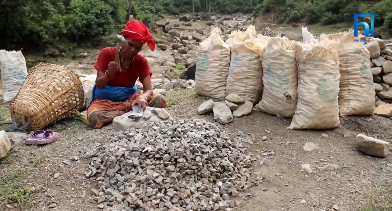 गिट्टी विक्री नभएपछि सुर्खेतका बाढीपहिरो पीडितको दशैँ खल्लो (भिडियो रिपोर्टसहित)