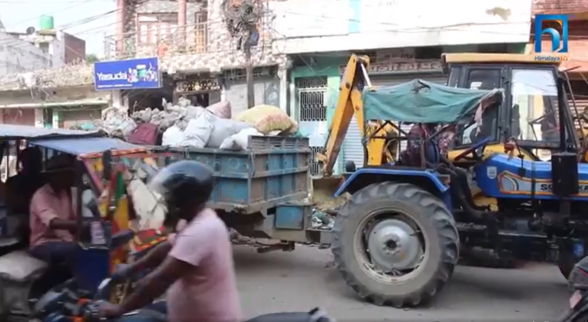 नगर सफा गर्न चासो नदिएको भन्दै वडाअध्यक्षहरुले मेयरको घरअगाडि यसरी फाले फोहोर (भिडियो रिपोर्टसहित)