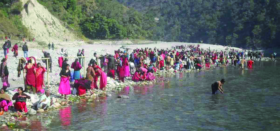 कात्तिके स्नानका लागि कालीगण्डकीमा दैनिक भीड