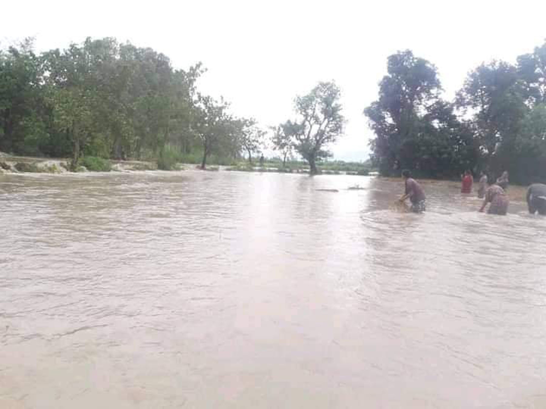 बाढीले कर्णाली पुलका सामान बगायो