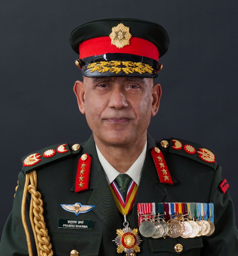 प्रधानसेनापति शर्माले भारतीय स्थल सेनाको मानार्थ महारथी दर्जाको दर्ज्यानी चिह्न ग्रहण गर्दै
