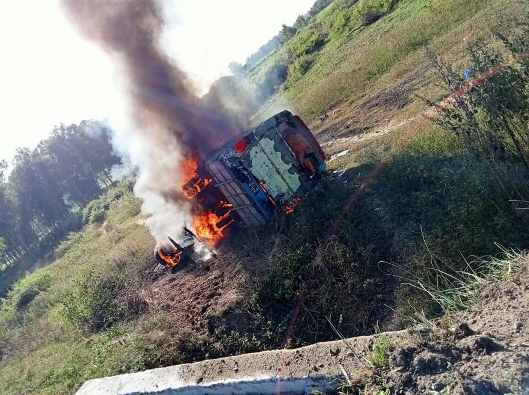 यात्रुबाहक बस दुर्घटना भई आगलागी हुँदा १२ यात्रु घाइते