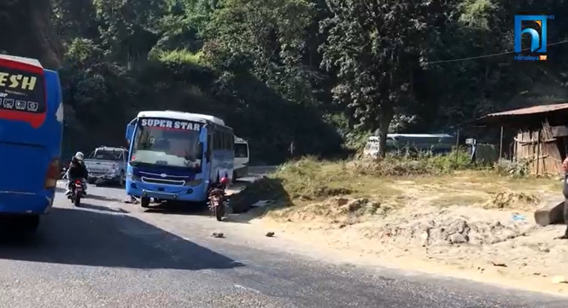 पृथ्वी राजमार्गः बिग्रिएर रोकिएका गाडीका कारण दुर्घटनाको जोखिम (भिडियो रिपोर्टसहित)