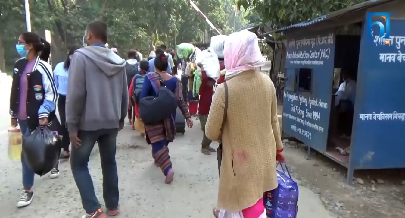 चाडबाड नसकिँदै भारत फर्कनेको लर्को (भिडियो रिपोर्टसहित)