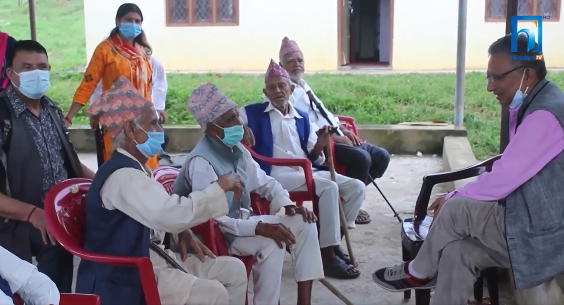 पाल्पाको तानसेनमा न्यानो घर: समय कटाउने ठाउँ पाउँदा वृद्धवृद्धा दङ्ग (भिडियो रिपोर्टसहित)