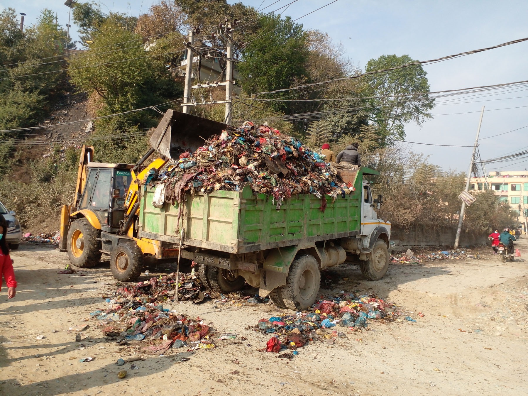 उठाइयो जम्बोडाँडामा लुकिछिपी थुपारिएको फोहर, कारवाही गरिने