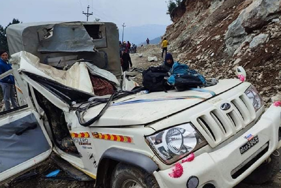 गुडिरहेको जीपमा ढुंगा खस्दा तीन जनाको मृत्यु, तीन जना घाइते