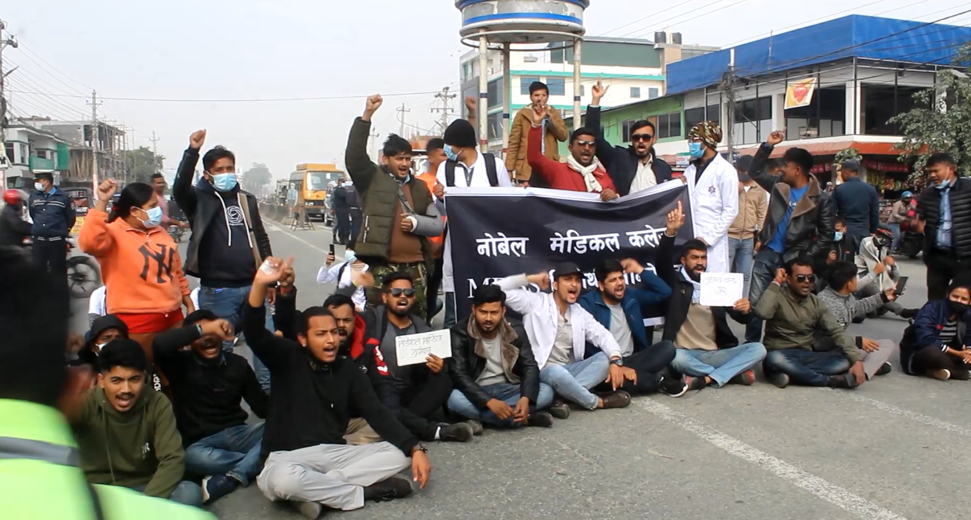 बढी शुल्क लिएको विरोधमा नोबेल मेडिकल कलेजका विद्यार्थीको चक्काजाम (भिडियो रिपोर्टसहित)